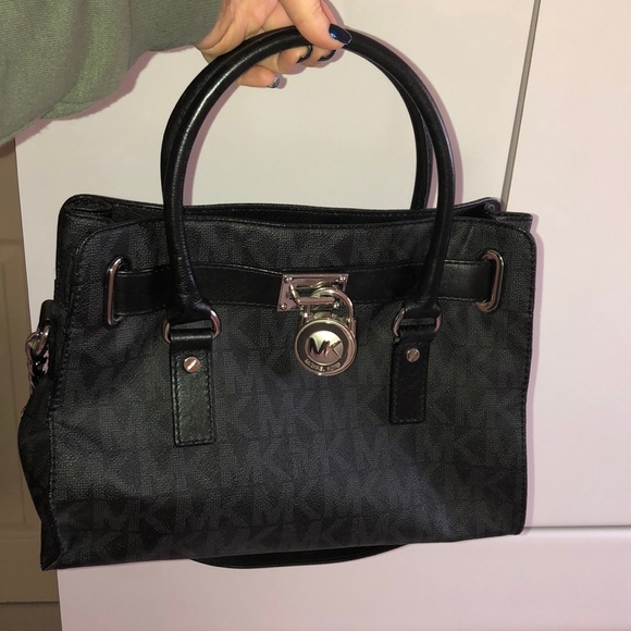 Michael Kors Handbags - LIKE NEW Authentic Michael Kors Bag